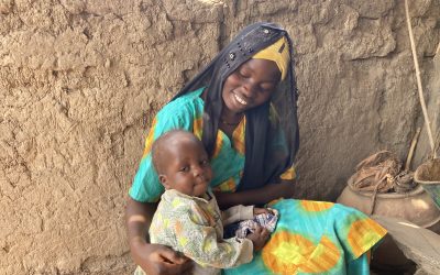 Une Maman heureuse suite à la récupération de son enfant sévèrement atteint de malnutrition.